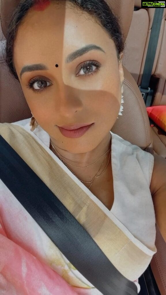 Pearle Maaney Instagram - Been wanting to make a reel for this beautiful song 🎵 . Saree @turmerikofficial Self Make up 🥰😋🌸