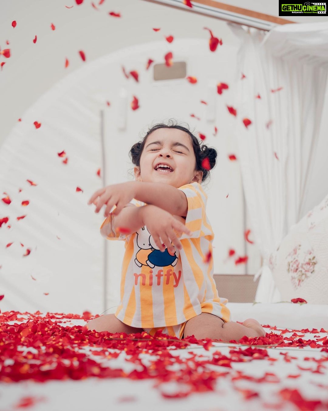 Pearle Maaney Instagram - Celebrating life with some Rose Petals 🥰❤️🌹 . Click @pearle_productions Location @luxeglamp_