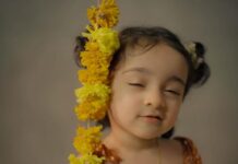 Pearle Maaney Instagram - Obviously she loves Flowers .. the last pic proves it 🌼🌼🌼🌼 😀😜
