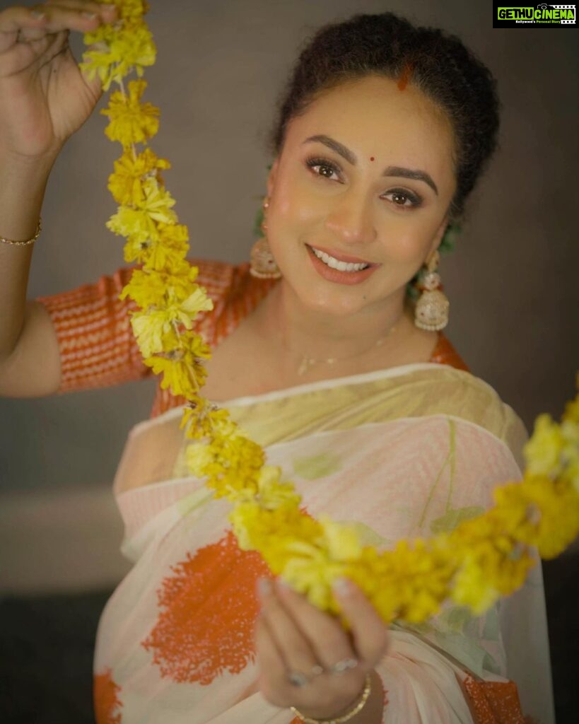 Pearle Maaney Instagram - Onam came a bit early this Year… thanx to the Collab shoots 🤓🥰 🌼 . click @fah__me @pearle_productions Saree : @turmerikofficial MUA : @aishwaryakarayilofficial