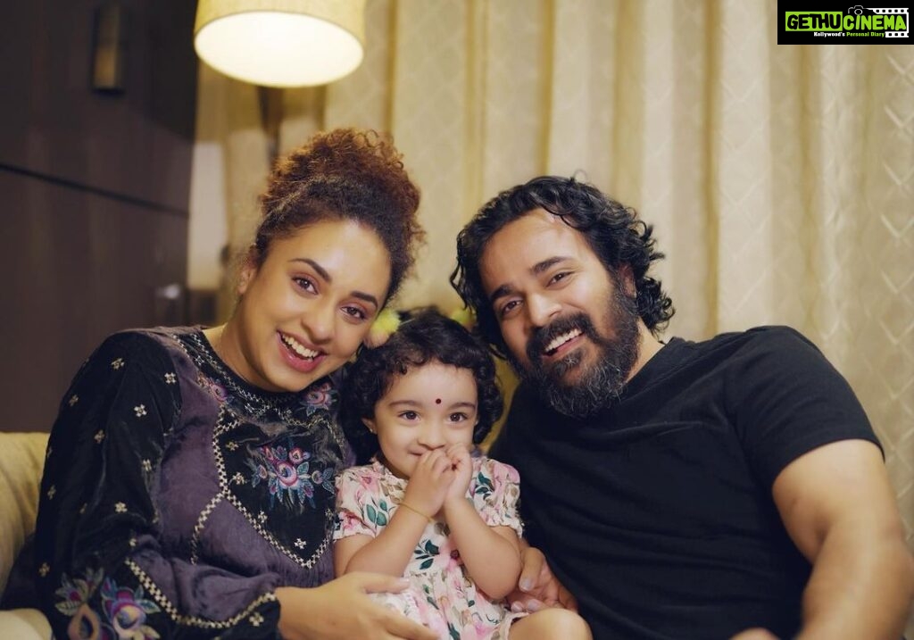 Pearle Maaney Instagram - Le’ Nila: “Ammede vayattilu Kunju Vava.. Daddyde vayattilu Dosa 😋” . We are happy to share this beautiful News with you… ❤️ we are expecting baby No.2 🥰 Need all your blessings. #3monthspregnant . Click @pearle_productions