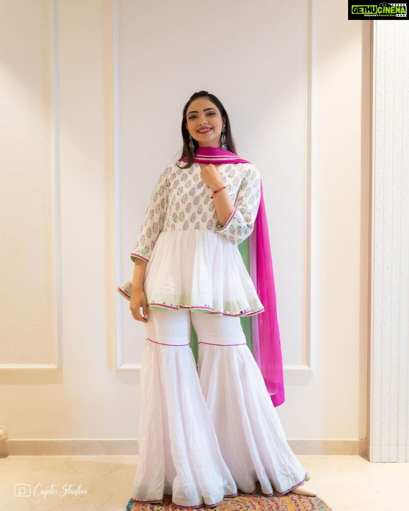 Pooja Banerjee Instagram - Keeping it simple and classic in this white ensemble by @meghmalhaar_ 📷- @captis.studios.fashion @captis.studios HMU BY- @jhanvimehta_mua_ Mumbai, Maharashtra