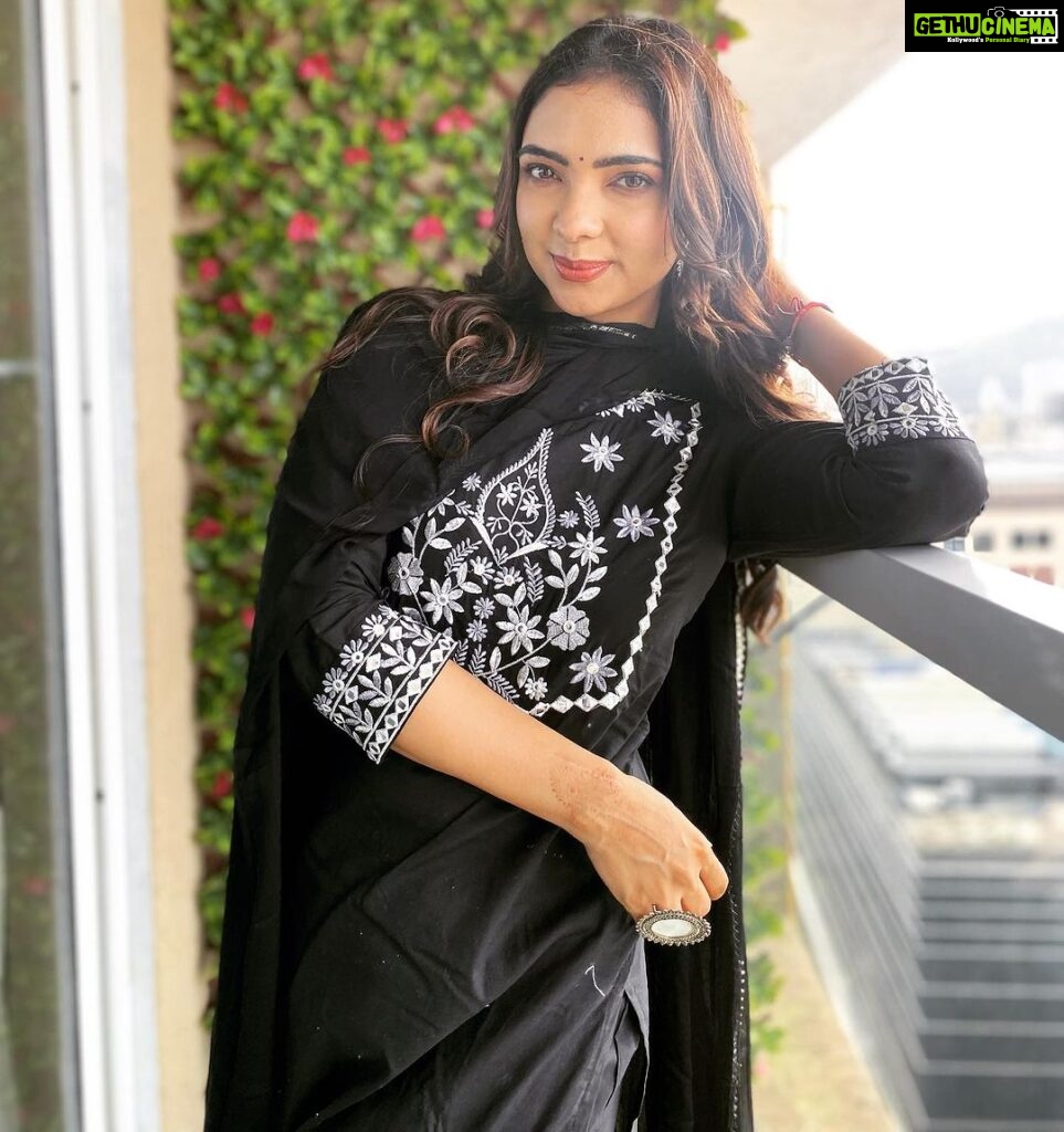 Pooja Banerjee Instagram - Keeping it simple this Festive Season…. outfit by @ambraee_ HMU BY @jhanvimehta_mua_ Mumbai, Maharashtra