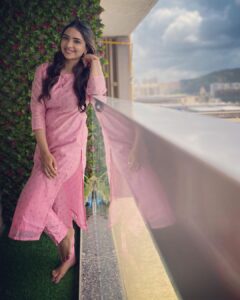 Pooja Banerjee Instagram - Happy Rakshabandhan everyone…. Since I’m not tying Rakhi today, I’m just playing dress-up… 🤣❤️ outfit by @ambraee_ HMU BY @jhanvimehta_mua_ Mumbai, Maharashtra