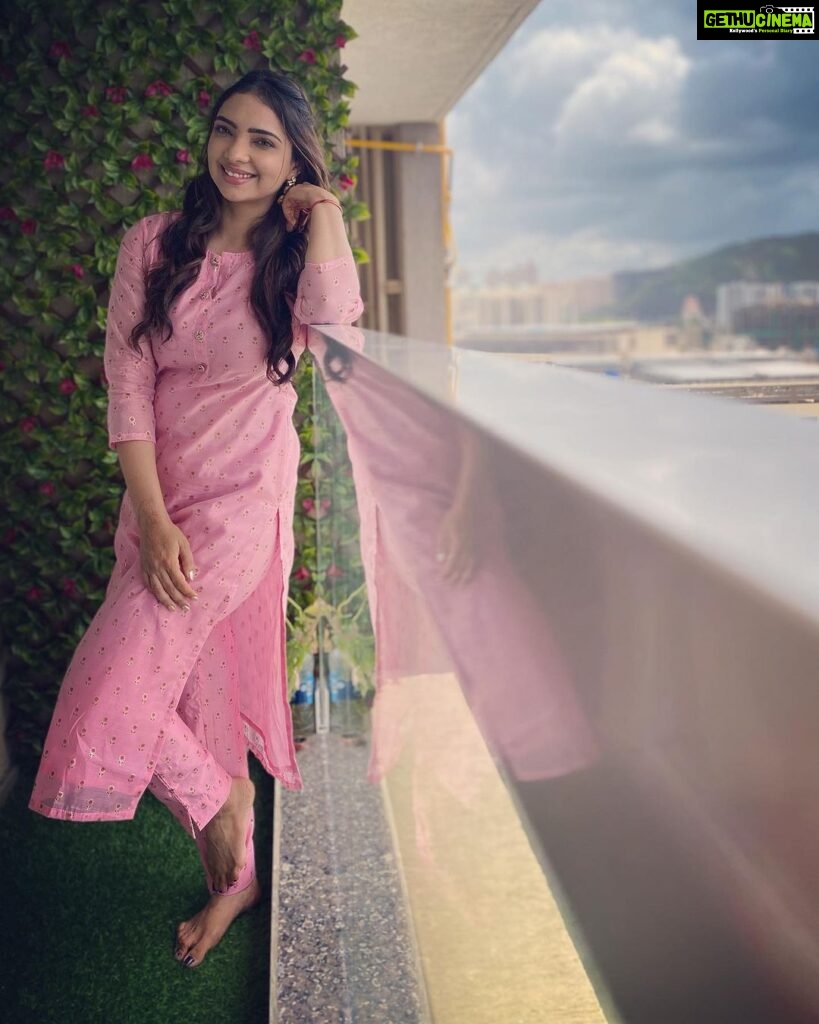 Pooja Banerjee Instagram - Happy Rakshabandhan everyone…. Since I’m not tying Rakhi today, I’m just playing dress-up… 🤣❤ outfit by @ambraee_ HMU BY @jhanvimehta_mua_ Mumbai, Maharashtra