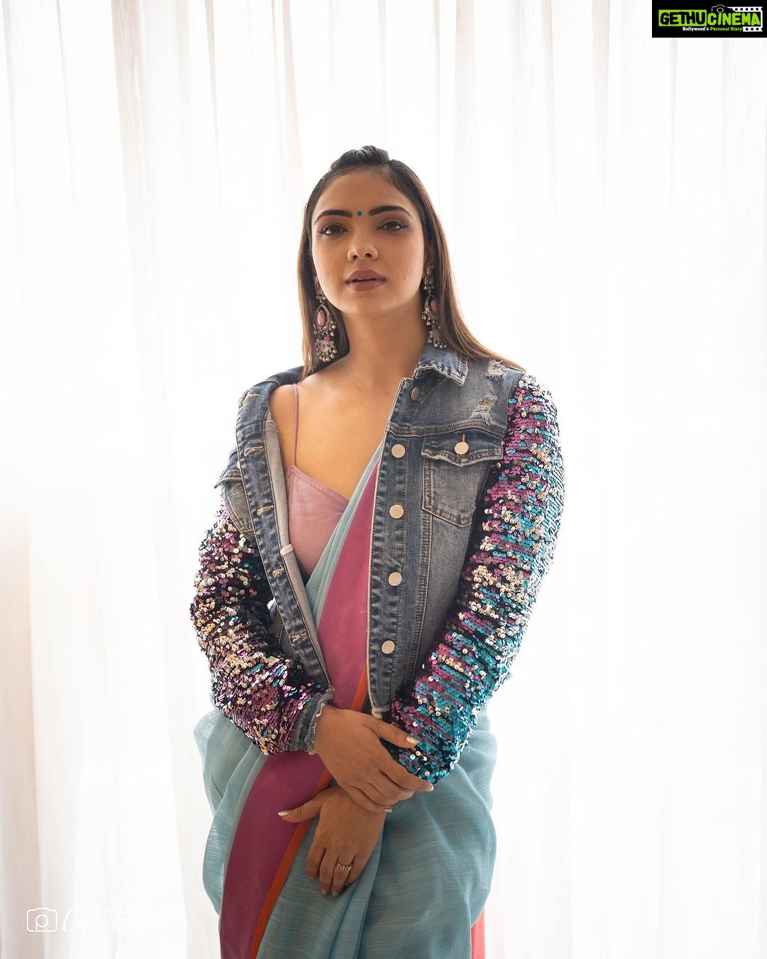 Pooja Banerjee Instagram - Forever Saree Lover… #BlingItOnASaree 🧿 Styled by @nidhikhurda 🧿 HMU BY- @jhanvimehta 🧿 Captured by - @captis.studios.fashion 🧿Jwellery by @rubans.in @oakpinionpr #PoojaBanerjii #SareeLover #Love #IndoWestern #BlingIt #IndiaBling