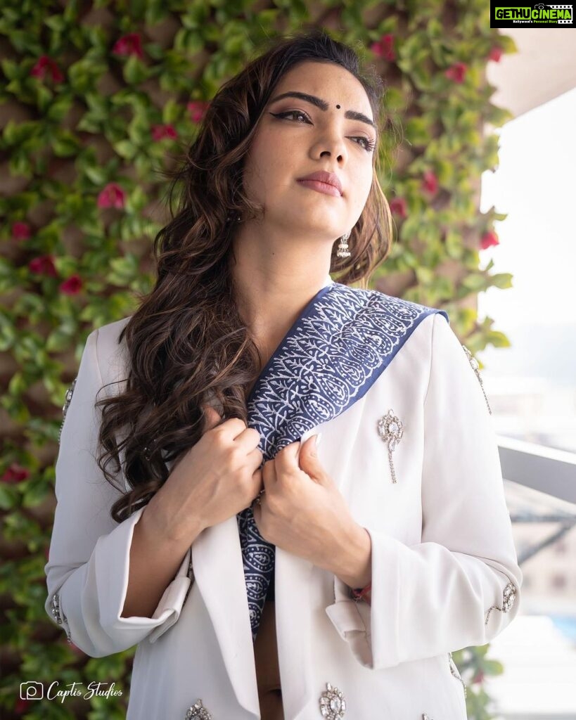 Pooja Banerjee Instagram - If I had to get decked up for the G20 Summit for India i.e भारत 🇮🇳 🧿 Styled by @nidhikhurda 🧿 HMU BY- @jhanvimehta 🧿 Captured by - @captis.studios.fashion Jwellery by @rubans.in @oakpinionpr Bharat