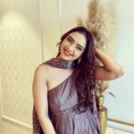 Pooja Banerjee Instagram - Kab Rakhi??? Rakhi Kab hai?? Ab main to Tayyar hogayi ❤️😎 outfit by @designer_kazbee HMU BY @jhanvimehta_mua_