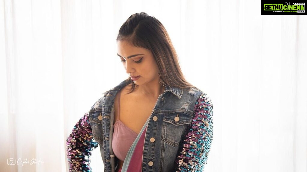 Pooja Banerjee Instagram - Just…. 🧿 Styled by @nidhikhurda 🧿 HMU BY- @jhanvimehta 🧿 Captured by - @captis.studios.fashion 🧿Jwellery by @rubans.in @oakpinionpr #PoojaBanerjii #SareeLover #Love #IndoWestern #BlingIt #IndiaBling
