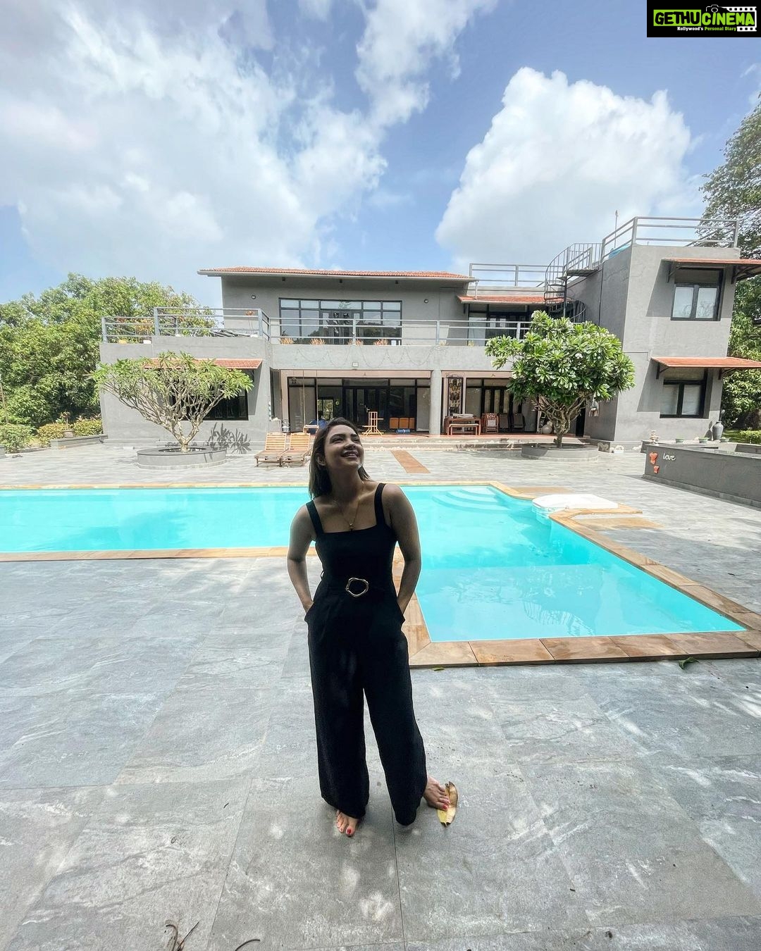 Pooja Banerjee Instagram - Basked in the Sun right before the monsoons hit the western coast… quite literally actually, moments after clicking these pictures I experienced the first rains of this season @el_parque_alibagh … and wait this is not an Ad… this is my humble thanks to @dipikablacklist for making our stay so comfortable so memorable… enjoyed every moment over there… my video coming soon to show you all a few glimpses from our holiday home… love you Dipika and Shaina ❤️ 📸- @sandeepsejwal have a happy Sunday ❤️ #PoojaBanerjii #Holiday #vacation #holidayhome #alibaugh Alibaugh