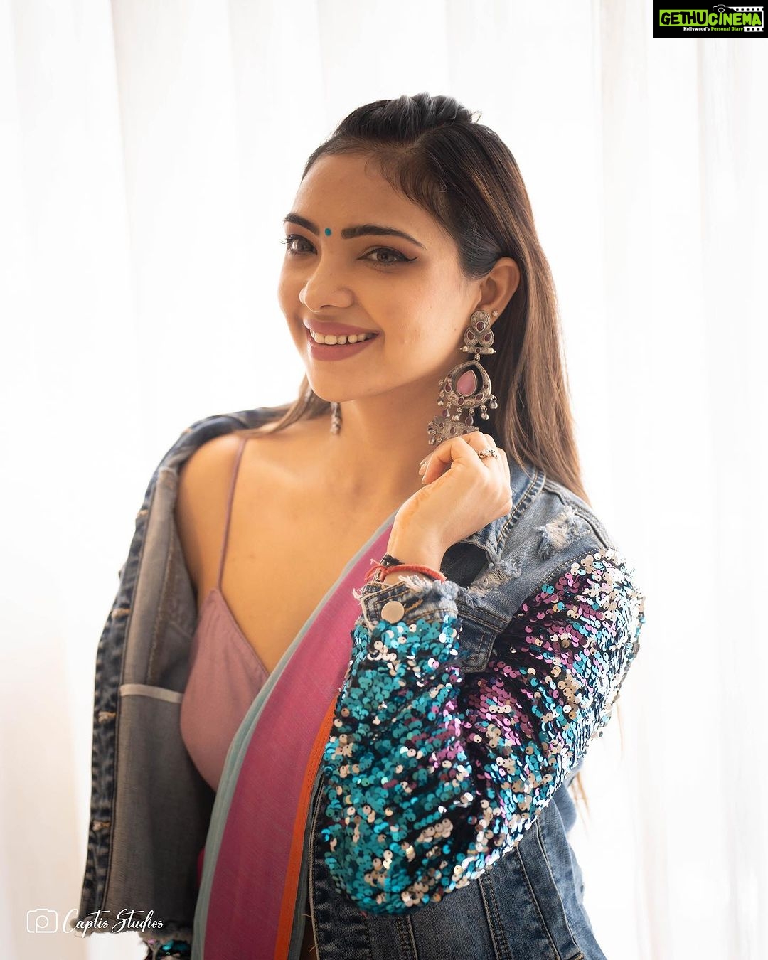 Pooja Banerjee Instagram - Forever Saree Lover… #BlingItOnASaree 🧿 Styled by @nidhikhurda 🧿 HMU BY- @jhanvimehta 🧿 Captured by - @captis.studios.fashion 🧿Jwellery by @rubans.in @oakpinionpr #PoojaBanerjii #SareeLover #Love #IndoWestern #BlingIt #IndiaBling
