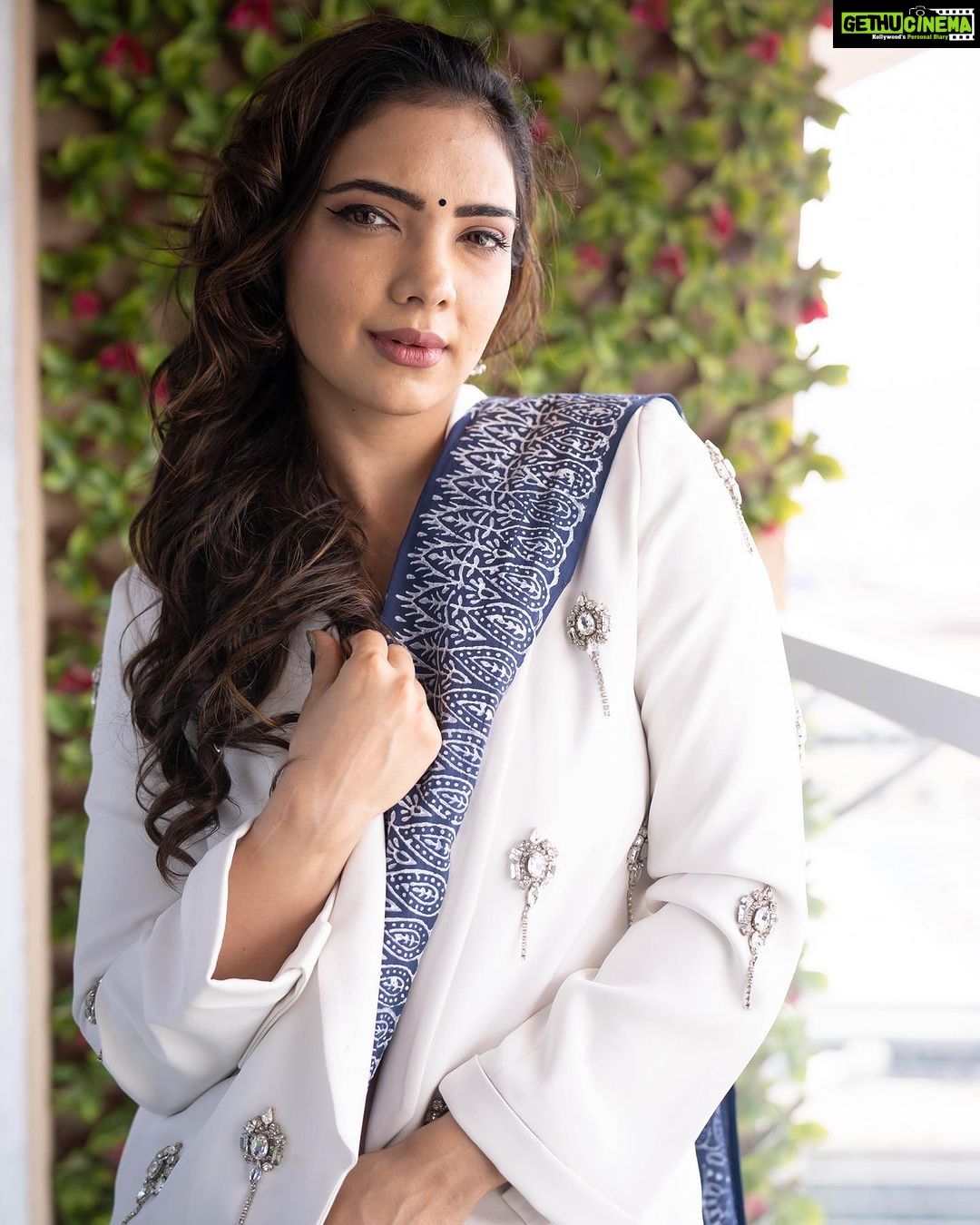 Pooja Banerjee Instagram - If I had to get decked up for the G20 Summit for India i.e भारत 🇮🇳 🧿 Styled by @nidhikhurda 🧿 HMU BY- @jhanvimehta 🧿 Captured by - @captis.studios.fashion Jwellery by @rubans.in @oakpinionpr Bharat