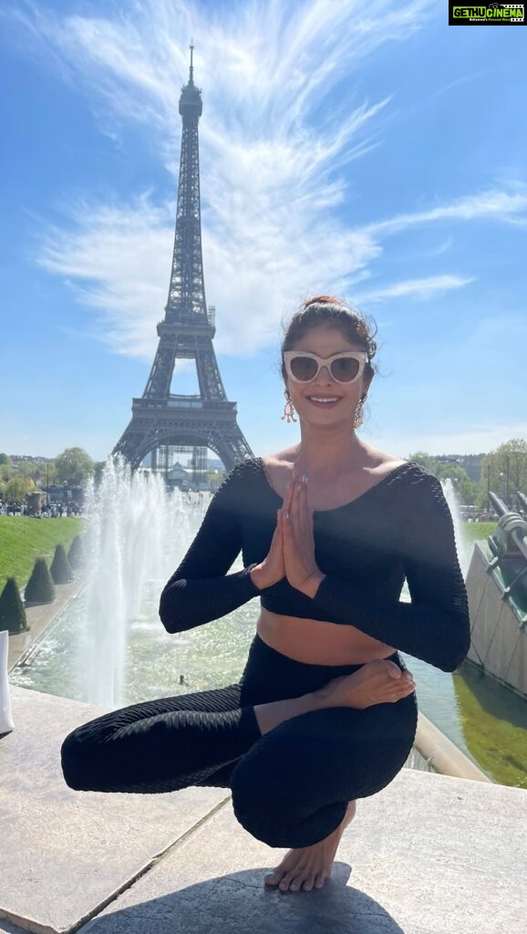 Pooja Batra Instagram - As a frequent traveler, I’m constantly looking to keep my fitness a part of my travel routine. I love using and working with @pricedotcom for a range of travel-friendly yoga products, like travel mats that pack up easily. I’m able to win on @pricedotcom & stack my savings. What are your favorite travel spots where you’ve yoga’d? @pricedotcom #conscioustraveler #savings Dubai, United Arab Emirates