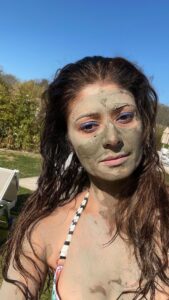 Pooja Batra Instagram - Rejuvenated, Detoxed, Feel amazing thanks to the #sulphurNaturalhotwatersprings #cryotherapy #massages #Goldfacials #mudpacks #company and the pampering from everyone in @termedisaturnia #saturnia #tuscany #italy 🙏 #dolchevita