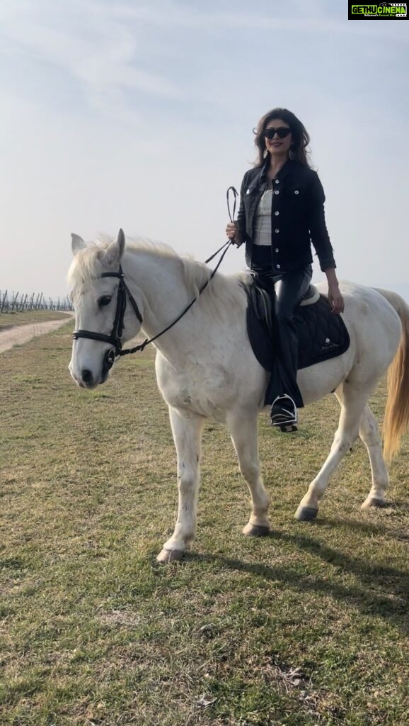 Pooja Batra Instagram - Ready for the Ride 🐴 @erbin.it @cadelmorowineretreat @dbhatnagar Thank you for this experience 🐎 #italy #Verona #horseriding #dolchevita Verona, Italy