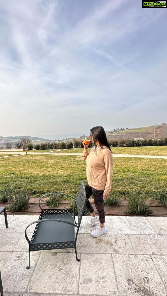 Pooja Batra Instagram - Cadel Moro wine retreat experience 😍🥂🍷 @cadelmorowineretreat @giuseppelamannachef @lacollinadeiciliegi.it @lebike_mtb @erbin.it Ca' del Moro Wine Retreat