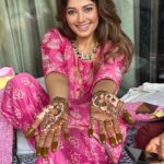 Pooja Batra Instagram - Which Outfit/Image is your fav? 📸 @dbhatnagar Thank you @raashi_rastogi for insisting I post these. Thank you @mehndicultrofficial for the fabulous organic #henna #mehndi Outfits by @rashmi_aaryaa India