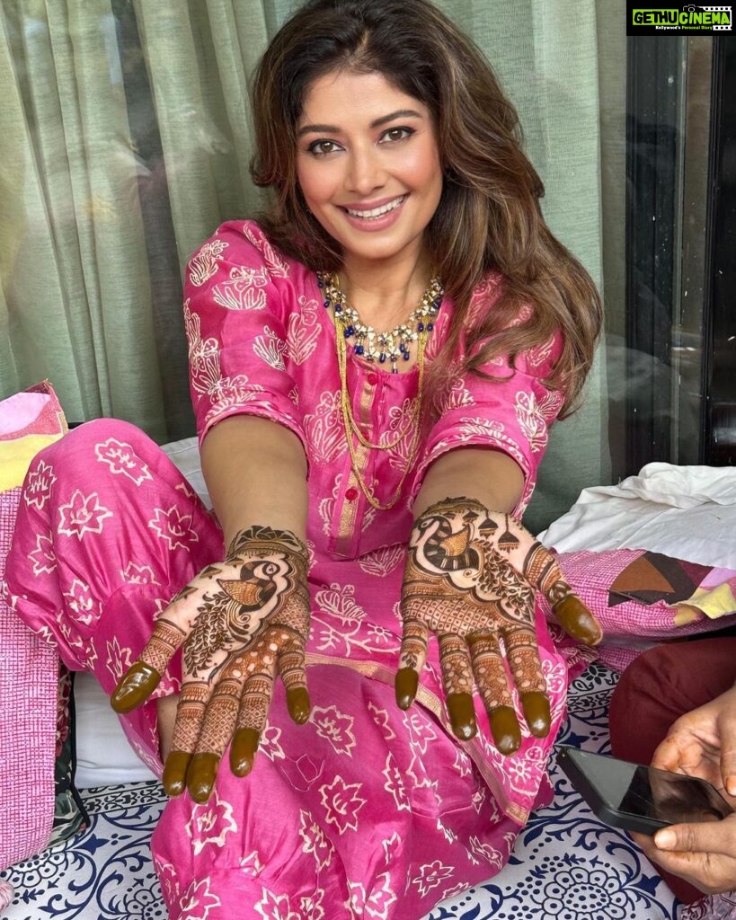 Pooja Batra Instagram - Which Outfit/Image is your fav? 📸 @dbhatnagar Thank you @raashi_rastogi for insisting I post these. Thank you @mehndicultrofficial for the fabulous organic #henna #mehndi Outfits by @rashmi_aaryaa India