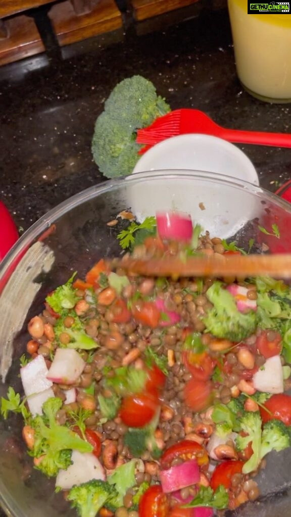 Pooja Batra Instagram - Lentil & Broccoli 🥦 salad #PBRecipes