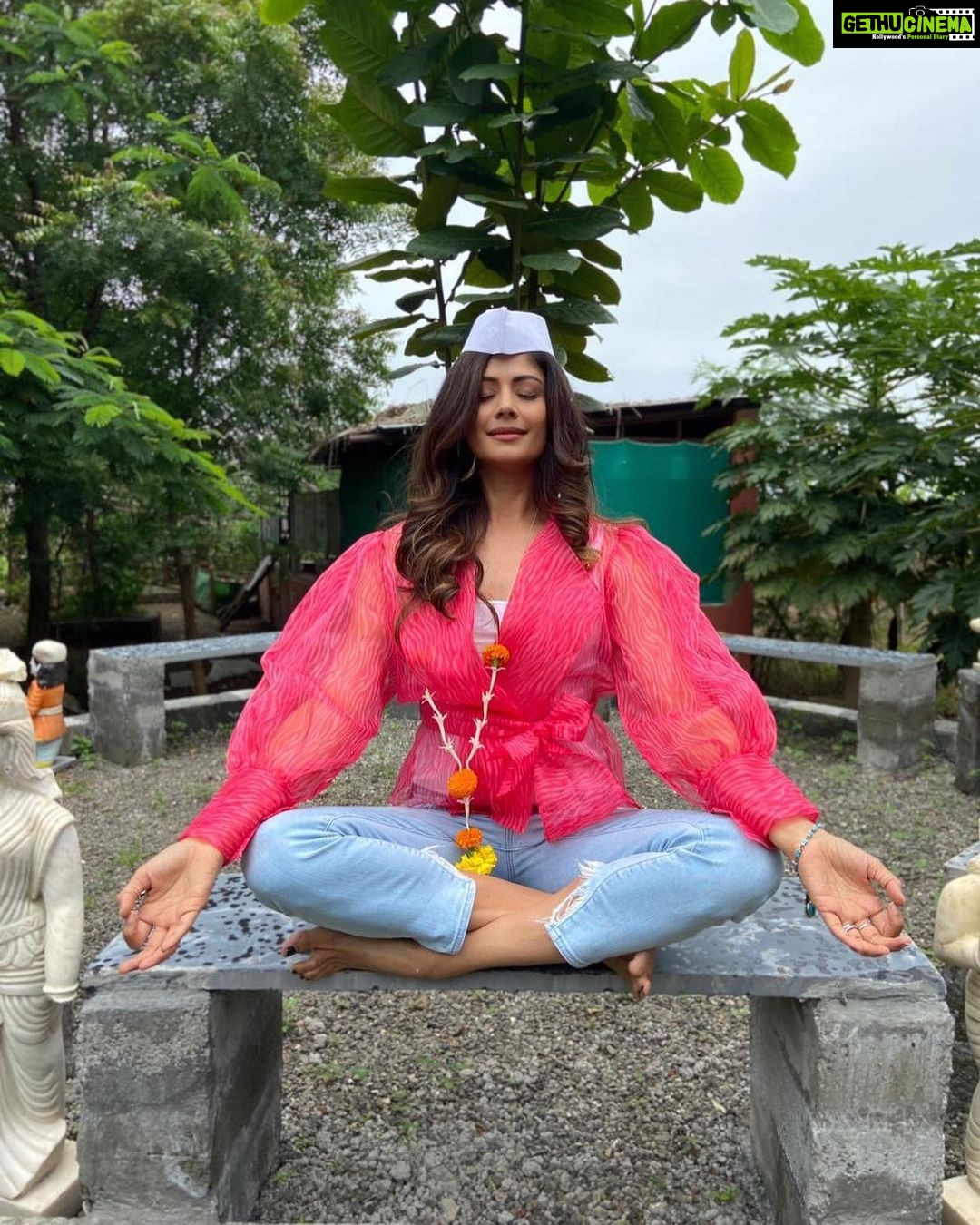 Pooja Batra Instagram - Happy #gudipadwa Yβall. May the darkness around fade away and showcase a new spirit and light for all. #lunarfortnight π @parasharagritourism for the hospitality π Pune, Maharashtra