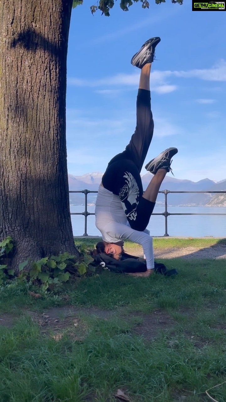 Pooja Batra Instagram - Methods of YOGA are all Embracing 🙏#yogawithpoojabatra 🧘♀️#tripodheadstand # SirsasanaB or #MuktaHastaSirsasana #yoga Bellagio Lake Como