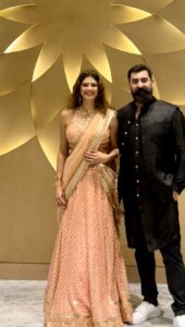 Pooja Batra Instagram - Doing appearances with Hubby. All India vascular surgeons meet #Agra Wearing a @rabaniandrakha_official
