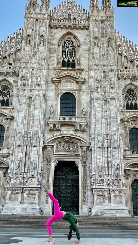 Pooja Batra Instagram - Just me and a few pigeon in the Duomo. #yogawithpoojabatra 🎥 @viirtiishahh #ekapadaurdhvadhanurasana Duomo di Milano - Milan Cathedral