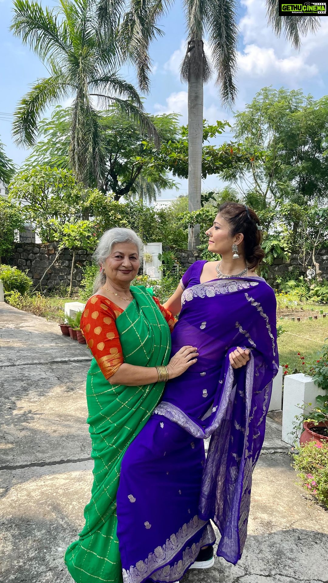 Pooja Batra Instagram - Sneaker Dance with Mom 👟 💃