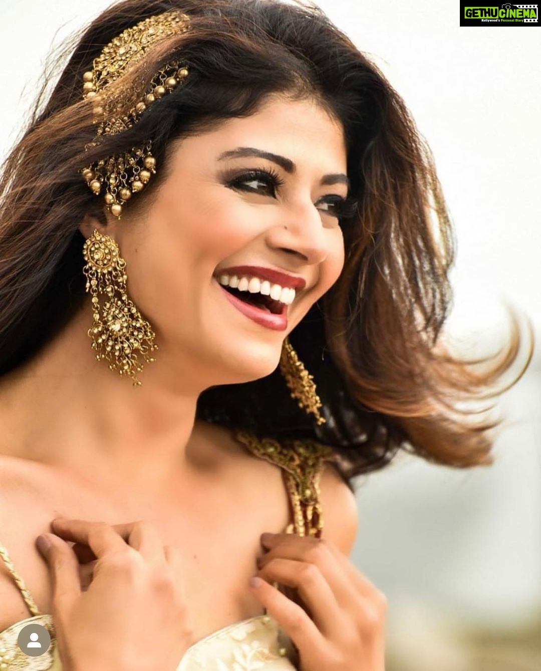 Pooja Batra Instagram - नवरात्रि की शुभकामन्नाए 💐
