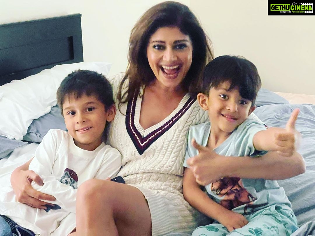 Pooja Batra Instagram - AND WE ARE BACKKKKKK… I don’t believe friendship means forgetting or even forgetting… it means being there for for the other person when the rest of the world has left and above all it means NEVER forgetting the memories and the reason you were friends in the first place. Welcome back in my life my doll @poojabatra and thank you for this my lovely friend @inder_sudan you are a true buddy