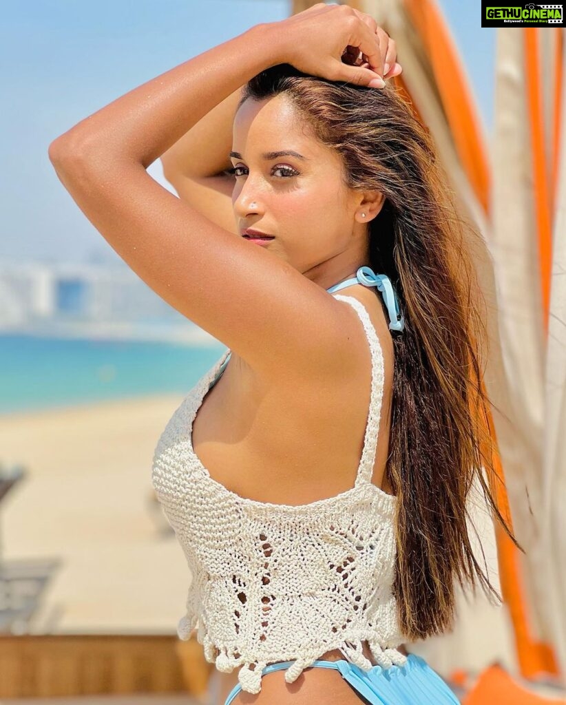 Pooja Bhalekar Instagram - I googled my symptoms… turned out I just needed to go to the beach 😋☀️🌊 Dubai UAE