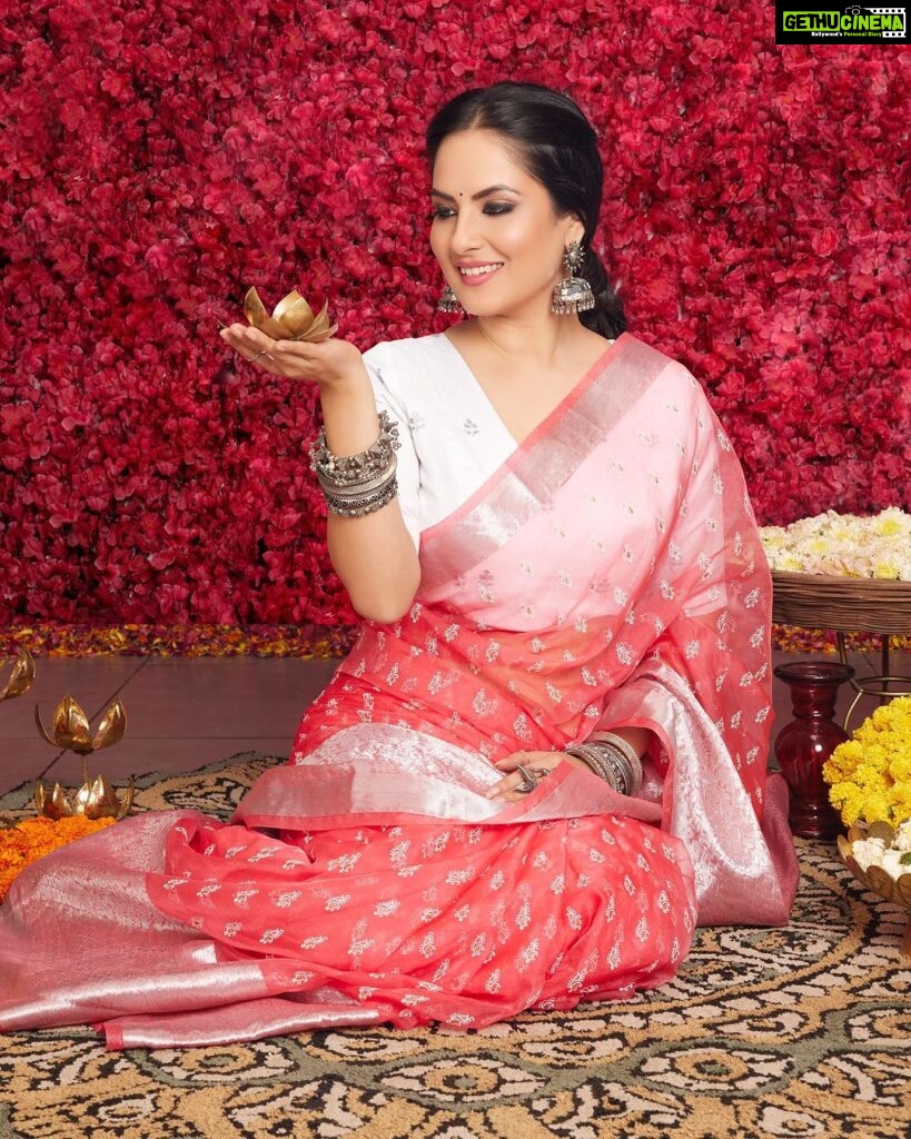 Pooja Bose Instagram - The Flipkart Big Dussehra Sale is Live! Top Discounts on the best selection of sarees, kurtas, sets and more. Styles starting at JUST Rs. 149/-. What are you waiting for? Head over to Flipkart Fashion and explore women's ethnic wear. Happy Shopping! #FlipkartBigDussehraSale #flipkartfashion @flipkartlifestyle @flipkart @divastriethnicwear