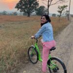 Pooja Chopra Instagram - Riding into 2023 like … . . . #sunrise #freshair #firstsunriseoftheyear #peace #calm #mykindaplace #nature #naturelover💚 PEACE