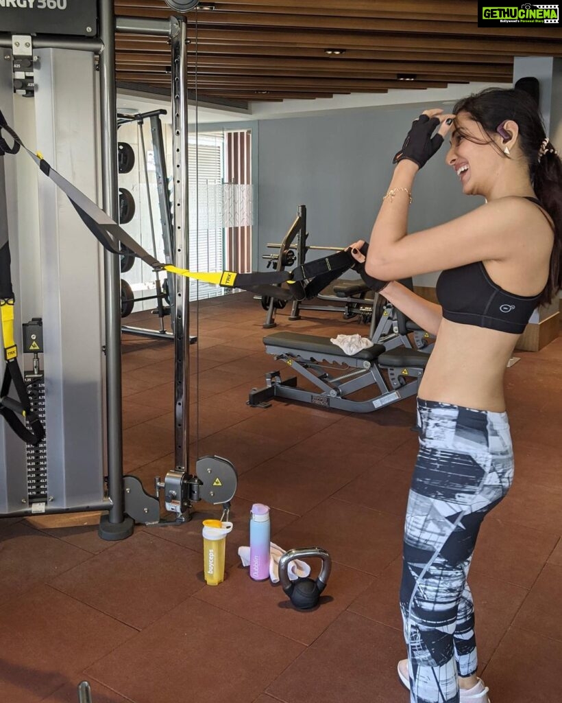 Pooja Chopra Instagram - When the trainer calls you ‘Fat’ n freezes the moment 🫥 📸Sagar #ithinkitscute #candid #gym #gymsmiles #gymroutine #gymmotivation #feltcutemightdeletelater