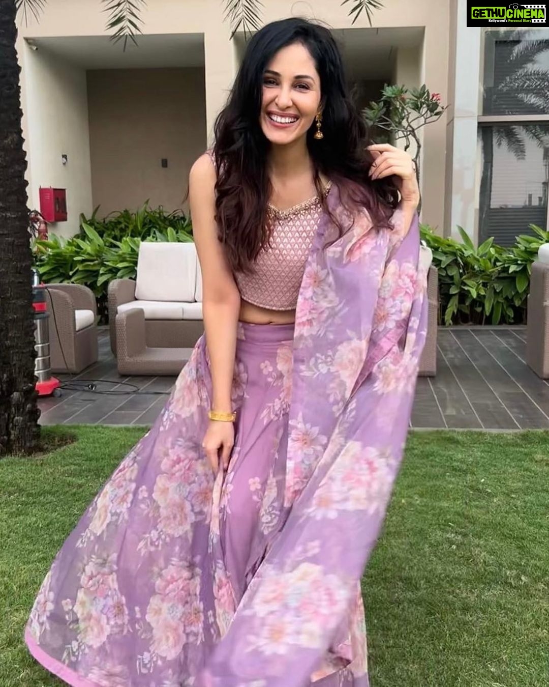 Pooja Chopra Instagram - Be a फुलझड़ी everyday of your life 💥 . 🪔 𝓗𝓪𝓹𝓹𝔂 𝓓𝓲𝔀𝓪𝓵𝓲🪔 . . #diwalivibes #happydiwali #diwali2022 #happiness #allsmiles #indianwear #festivewear #festiveseason #festivaloflights #happy #blessed #gratitude 💫