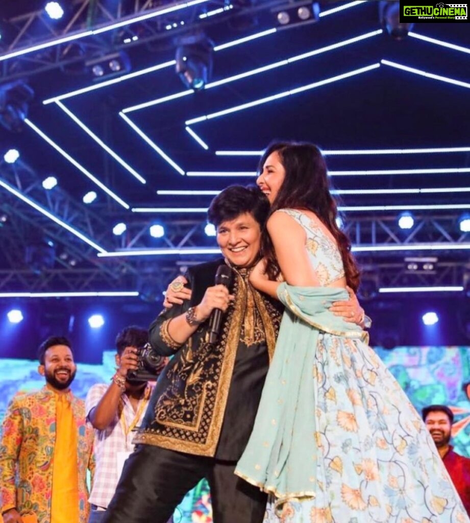 Pooja Chopra Instagram - N THIS ladies n gentlemen, I shall cherish for the rest of my life! I still remember my mother dancing to ‘Yaad Piya ki anne lagi’. I am insanely overwhelmed by the love especially @falgunipathak12 ‘s humility n warmth.. thank you🙏 #grateful #love #light ✨