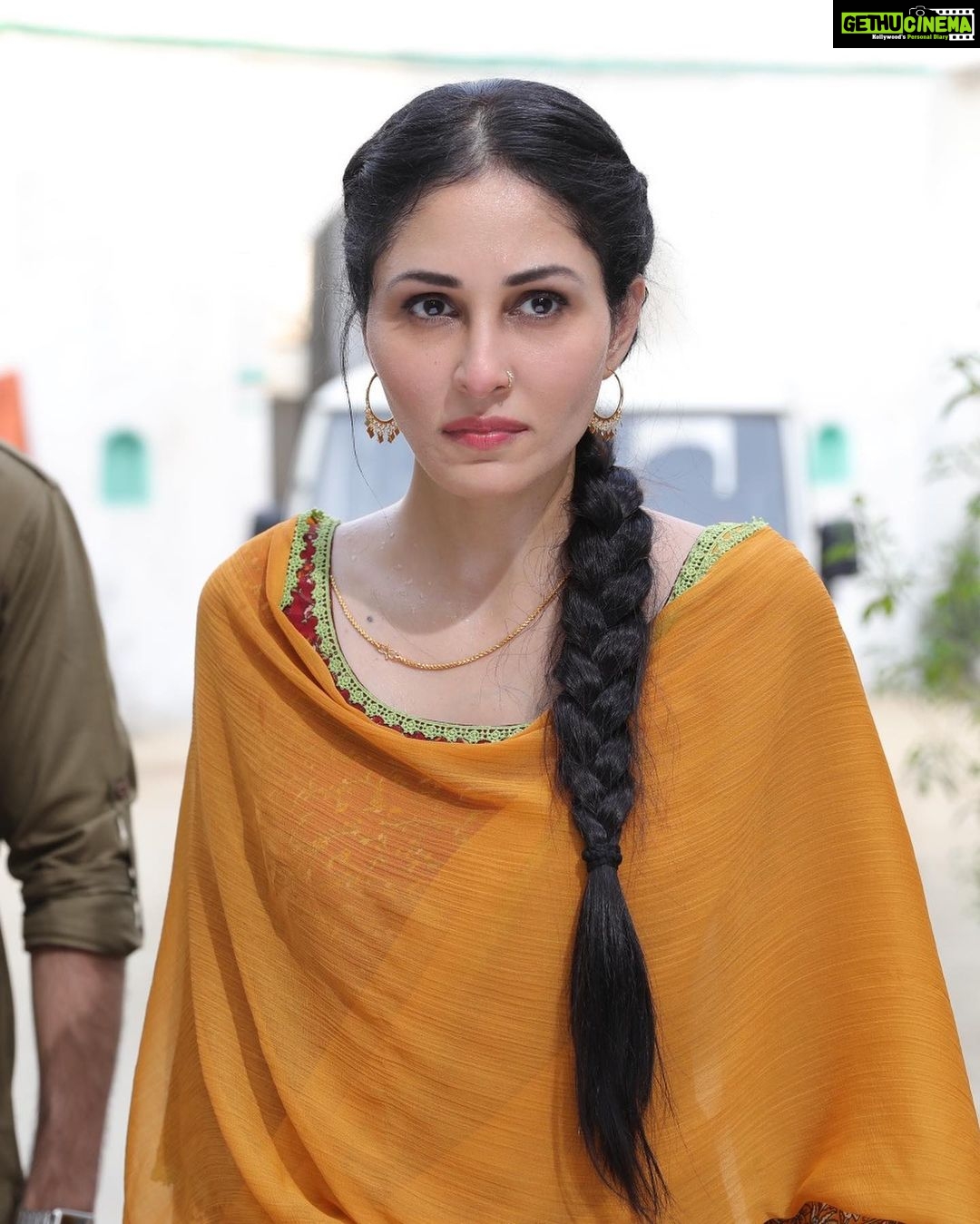 Pooja Chopra Instagram - Still vividly remember the first day of shoot, being ‘Sakina’, so nervous.. actually terrified!! While the happy pictures were literally taken moments after delivering my very first take. I Remember my producer jumped out of his chair with happiness after ‘cut’ n the smile on my directors face was priceless... Jahaan Chaar Yaar has a soul. It’s the one film I genuinely gave my heart to. I’m not sure if I became her or she became me but one thing I know for sure that Sakina will stay with me.. forever 🧡 #extremelyspecial #jahaanchaaryaar in theatres TODAY 🎉 #superEXCITED