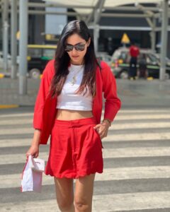 Pooja Chopra Instagram - ❤️ई ! . . . Delhi promotions Jahaan Chaar Yaar Styled by @stylebyesh Outfit:- @fleurandfiji @divyachirimargupta Neckpiece:- @nishkara_jewellry