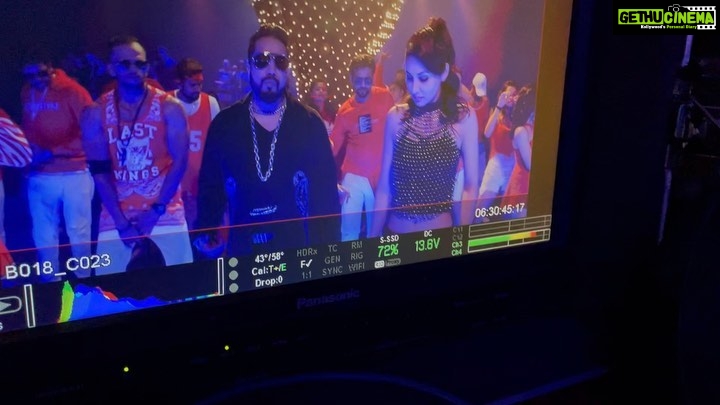 Pooja Chopra Instagram - Sharing behind the scenes from the sets of What the Luck πͺ . Jahaan Chaar Yaar releasing on 16th sept 2022 ! . . @mikasingh @ganeshacharyaa @reallyswara @shikhatalsania @mehervij786 @bachchan.vinod @kamalpandey_7 @timesmusichub @jahaanchaaryaar π―ββοΈπ―ββοΈ