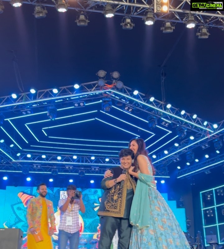 Pooja Chopra Instagram - N THIS ladies n gentlemen, I shall cherish for the rest of my life! I still remember my mother dancing to ‘Yaad Piya ki anne lagi’. I am insanely overwhelmed by the love especially @falgunipathak12 ‘s humility n warmth.. thank you🙏 #grateful #love #light ✨