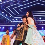 Pooja Chopra Instagram - N THIS ladies n gentlemen, I shall cherish for the rest of my life! I still remember my mother dancing to ‘Yaad Piya ki anne lagi’. I am insanely overwhelmed by the love especially @falgunipathak12 ‘s humility n warmth.. thank you🙏 #grateful #love #light ✨