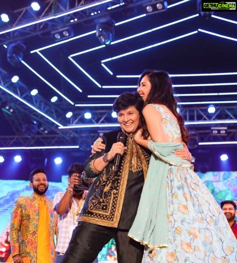 Pooja Chopra Instagram - N THIS ladies n gentlemen, I shall cherish for the rest of my life! I still remember my mother dancing to ‘Yaad Piya ki anne lagi’. I am insanely overwhelmed by the love especially @falgunipathak12 ‘s humility n warmth.. thank you🙏 #grateful #love #light ✨