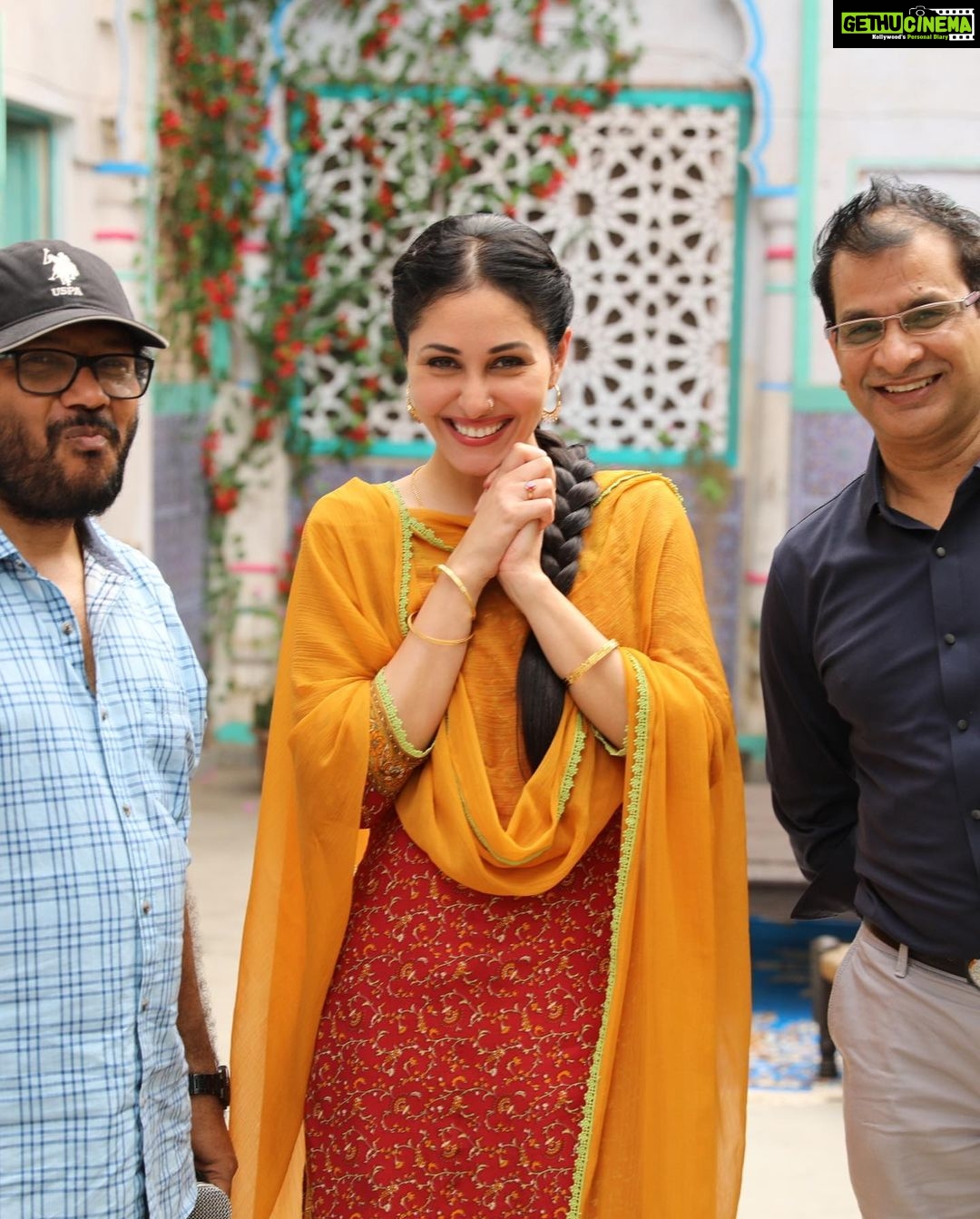 Pooja Chopra Instagram - Still vividly remember the first day of shoot, being ‘Sakina’, so nervous.. actually terrified!! While the happy pictures were literally taken moments after delivering my very first take. I Remember my producer jumped out of his chair with happiness after ‘cut’ n the smile on my directors face was priceless... Jahaan Chaar Yaar has a soul. It’s the one film I genuinely gave my heart to. I’m not sure if I became her or she became me but one thing I know for sure that Sakina will stay with me.. forever 🧡 #extremelyspecial #jahaanchaaryaar in theatres TODAY 🎉 #superEXCITED
