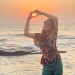 Pooja Chopra Instagram - 🧡 #sunset #sunsetlover #sunsetloverforlife 🌅🌊