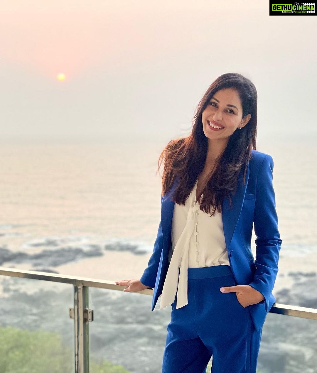 Pooja Chopra Instagram - ๐๐ฏ๐ฅ ๐ต๐ฉ๐ฆ๐ณ๐ฆ ๐ด๐ฉ๐ฆ ๐ด๐ต๐ข๐ฏ๐ฅ๐ด..๐ข๐ญ๐ฐ๐ฏ๐ฆ ๐บ๐ฆ๐ต ๐ฑ๐ฐ๐ธ๐ฆ๐ณ๐ง๐ถ๐ญ, ๐ด๐ช๐ญ๐ฆ๐ฏ๐ต ๐บ๐ฆ๐ต ๐ฃ๐ฐ๐ญ๐ฅ, ๐ต๐ช๐ฎ๐ช๐ฅ ๐บ๐ฆ๐ต ๐ค๐ฐ๐ฏ๐ง๐ช๐ฅ๐ฆ๐ฏt ๐ HAPPY WOMENS DAY TO ALL U BEAUTIFUL LADIES OUT THERE ๐ค #womensday #womenpower #supportwomen #womenempowerment #beautiful #perfect #newworld #ourworld #letsmakeithappen #togetherwecan Raj Bhavan