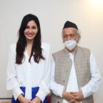 Pooja Chopra Instagram - Thank you for honouring us Hon. Governor Bhagat Singh Koshyari. A memorable evening indeed. Team Jahaan Chaar Yaar🤍 . . #happybunch #gushinglikealittlegirl #happy #proud #happywomensday #aneveningwellspent #team #jahaanchaaryaar #womensday #womenpower #movie #bollywood #friendship #love #releasingsoon Raj Bhavan