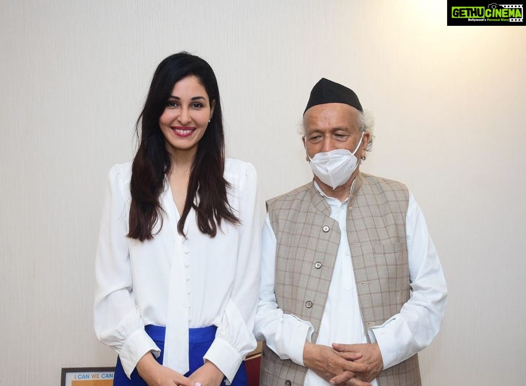 Pooja Chopra Instagram - Thank you for honouring us Hon. Governor Bhagat Singh Koshyari. A memorable evening indeed. Team Jahaan Chaar Yaarš¤ . . #happybunch #gushinglikealittlegirl #happy #proud #happywomensday #aneveningwellspent #team #jahaanchaaryaar #womensday #womenpower #movie #bollywood #friendship #love #releasingsoon Raj Bhavan