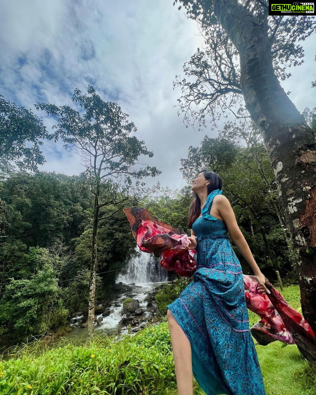 Pooja Chopra Instagram - ☕️ 👒🌳 . . . . . . . . #nature #naturlover #mountains #waterfall #greenery #happybaby #morningslikethese #morningvibes #morningviews #fresh #beautiful #natural #couldilivehereforever 🫐