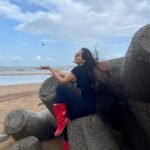 Pooja Chopra Instagram – What an absolutely amazing morning with the Champion himself @afrozshah_ & the gorgeous Femina Miss India finalists. I was here for the Sea clean drive but before heading into the sea we were greeted by unexpected showers where we simply made the most of it n danced right on the beach in the rain. Couldn’t have been better 🎈 n well.. the rainbow… t’was a cherry on the top 🌈💃🌧

@missindiaorg @afrozshah_ 

#actofgoodness #missindia #seacleandrive #beachcleaning #saynotoplastic Varsova Beach