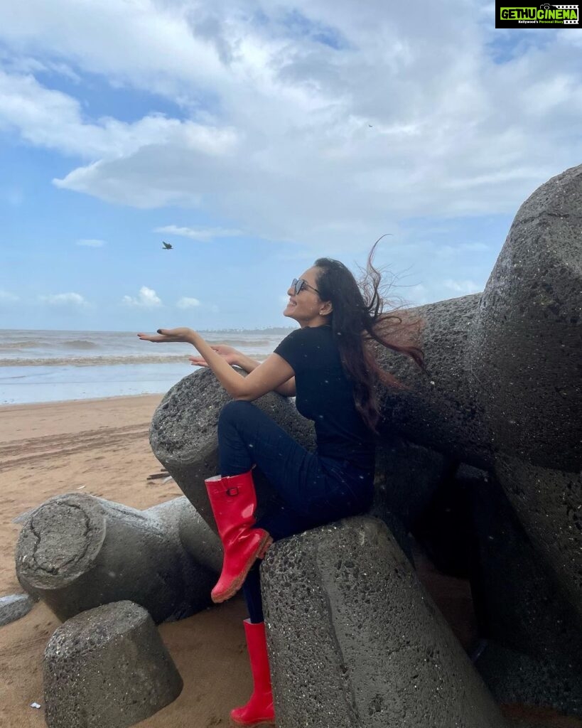 Pooja Chopra Instagram - What an absolutely amazing morning with the Champion himself @afrozshah_ & the gorgeous Femina Miss India finalists. I was here for the Sea clean drive but before heading into the sea we were greeted by unexpected showers where we simply made the most of it n danced right on the beach in the rain. Couldn’t have been better 🎈 n well.. the rainbow… t’was a cherry on the top 🌈💃🌧 @missindiaorg @afrozshah_ #actofgoodness #missindia #seacleandrive #beachcleaning #saynotoplastic Varsova Beach